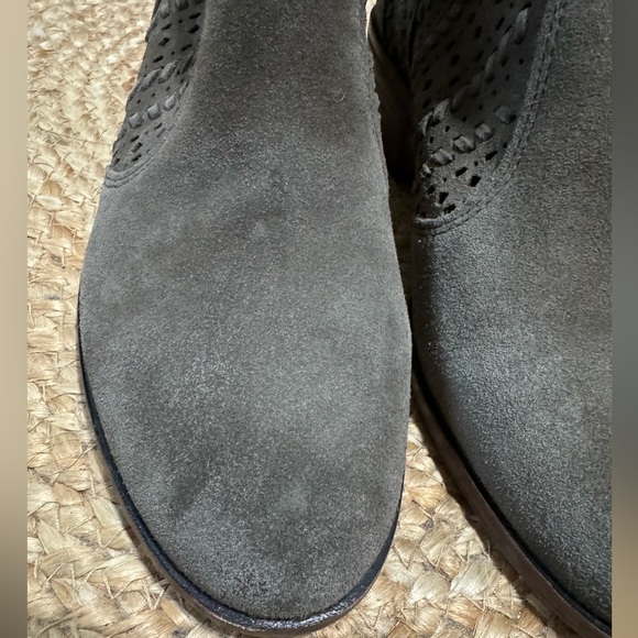 NWOT VINCE CAMUTO PRASATA SUEDE ANKLE BOOTS PERFORATED LEATHER BACK ZIP SZ 10 - Picture 5 of 9